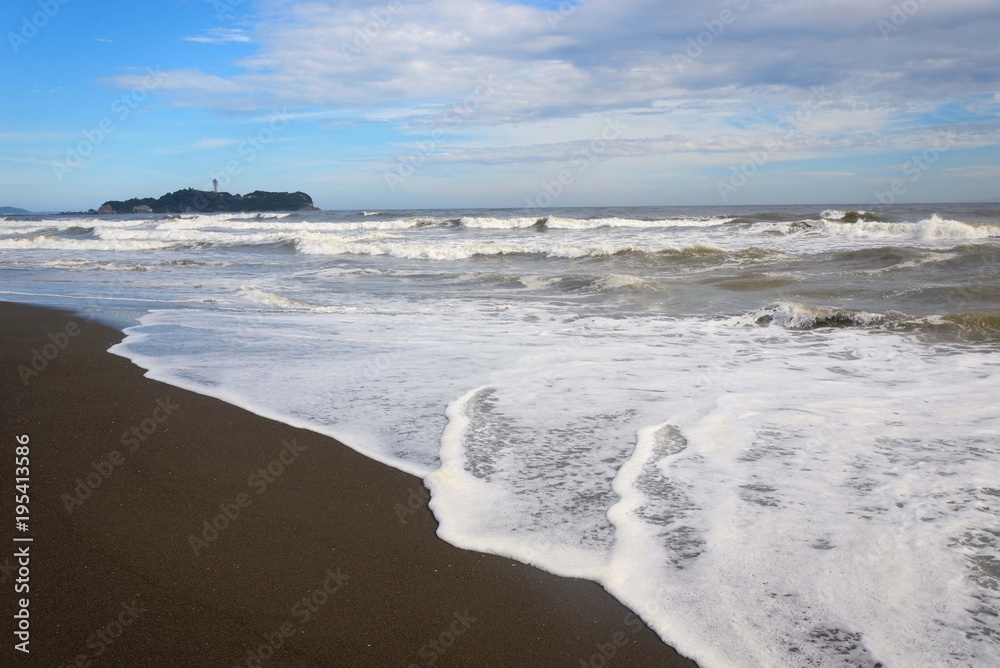 強風が面白い波模様を作る辻堂海岸
台風一過の荒波が印象的だ 強風が面白い波模様を作る辻堂海岸
台風一過の荒波が印象的だ