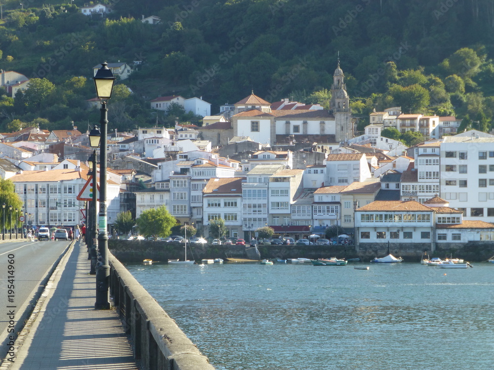 Puentedeume​, pueblo costero ubicado en la provincia de La Coruña, España. Se encuentra entre los municipios de Miño, Cabañas, Capela, Villarmayor y Monfero, a medio camino entre La Coruña y Ferrol.