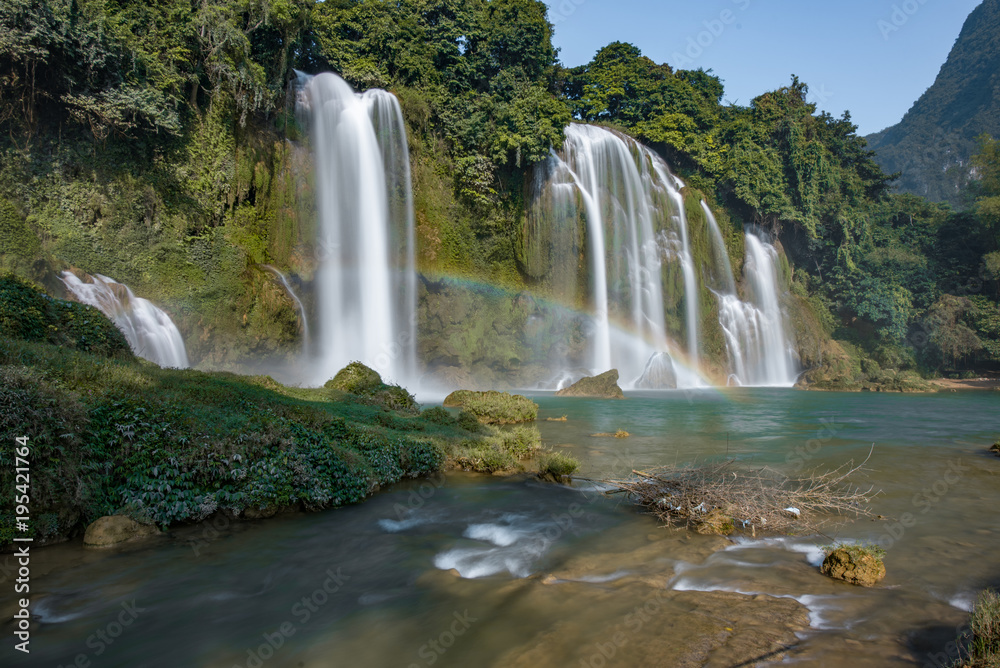 Obraz premium Ban Gioc Waterfall - Detian waterfall Ban Gioc Waterfall - Detian waterfall Ban Gioc Waterfall is the most magnificent waterfall in Vietnam, located in Dam Thuy Commune, Trung Khanh District, Cao Bang