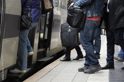 Pendler am Bahnhof photo