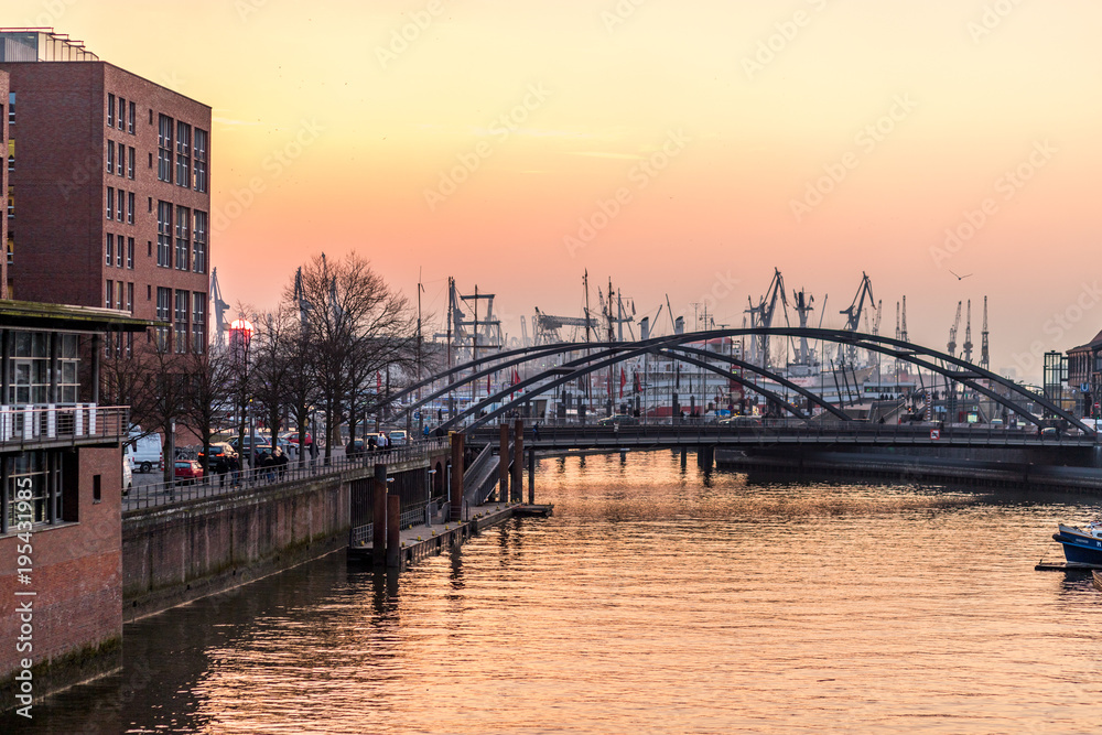 Fototapeta premium Romantischer Sonnenuntergang am Hafen in Hamburg