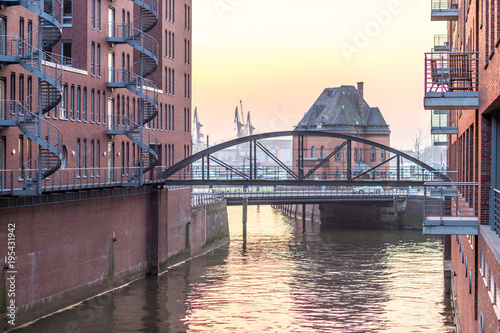 Romantischer Sonnenuntergang am Hafen in Hamburg © parallel_dream