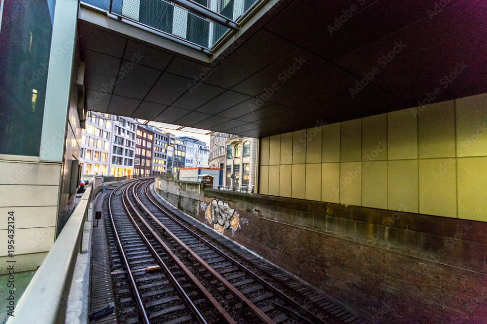 Tunnel mit Gleisen in Hamburg