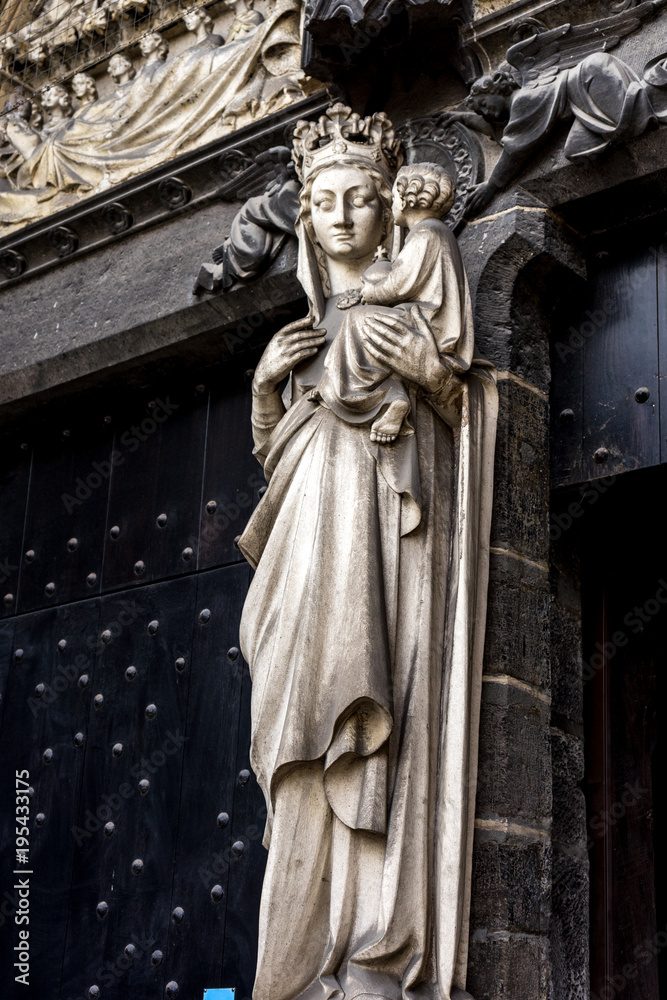 Obraz premium A white sculpture of maddona and baby on a wall in Sint-Janshospitaal Brugge, Belgium, Europe