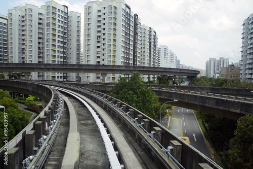 シンガポール郊外の住宅地を走るLRT