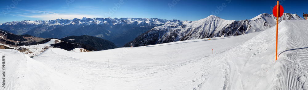 Panoramablick auf die Tiroler Alpen und das Inntal aus dem Skigebiet Serfaus in Tirol, Österreich.