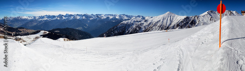 Panoramablick auf die Tiroler Alpen und das Inntal aus dem Skigebiet Serfaus in Tirol, Österreich.
