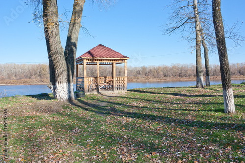 Cuadro en lienzo Wooden gazebo on the banks of the Don river. Sunny day in autumn