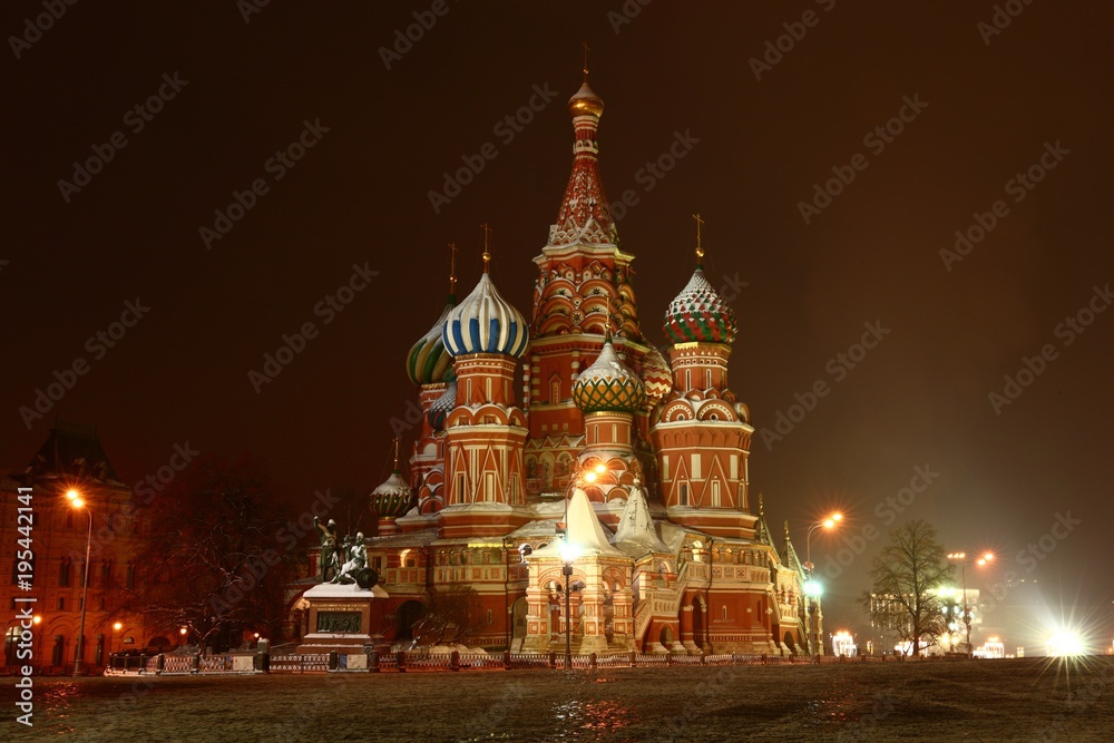 Obraz premium St. Basil's Cathedral on Red Square in Moscow. Winter Night illumination.