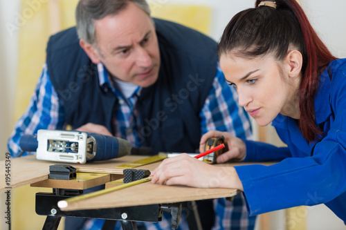 Billede på lærred Supervisor reprimanding trainee carpenter