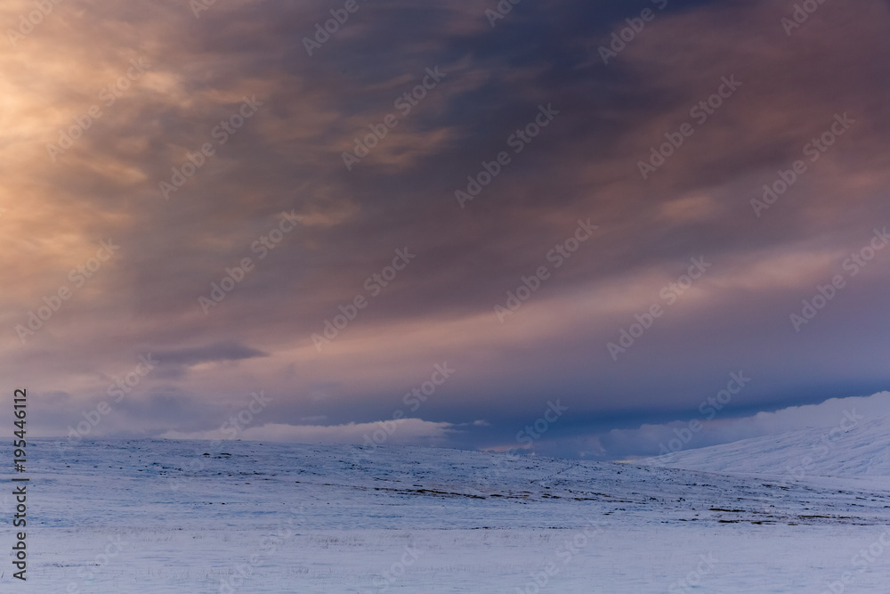 Sonnenuntergang über dem winterlichen Island
