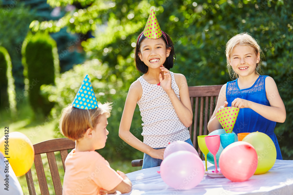 Kinder feiern Kindergeburtstag Stock Photo | Adobe Stock