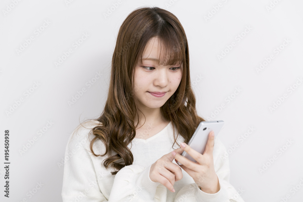 スマートフォンを使う女性 スマートフォンを使う女性