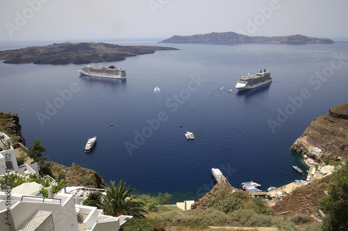 Insel Santorin, Steilküste mit Kreuzfahrtschiffen, Kykladen, Griechenland, Europa