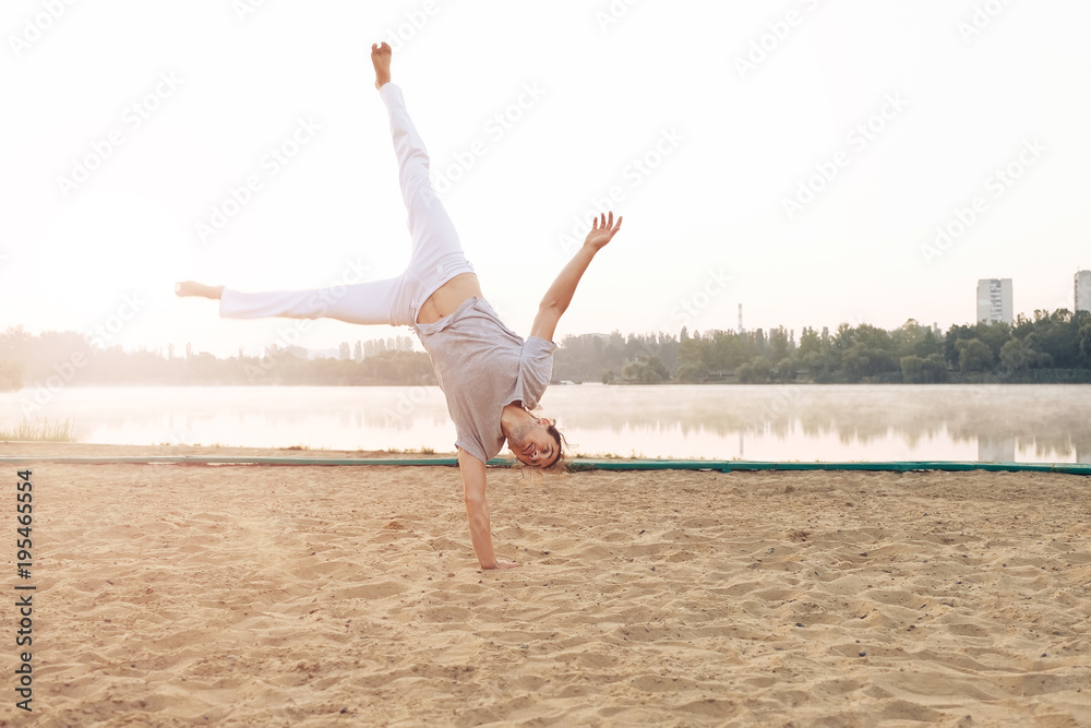 Obraz premium Casual athletic man on the beach while workout
