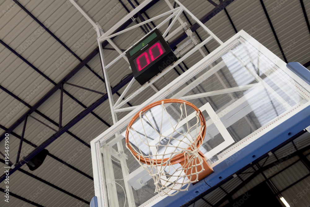 Canasta y marcador de cancha de baloncesto foto de Stock | Adobe Stock