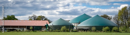 Biogasanlage mit Stall im Hintergrund, Banner