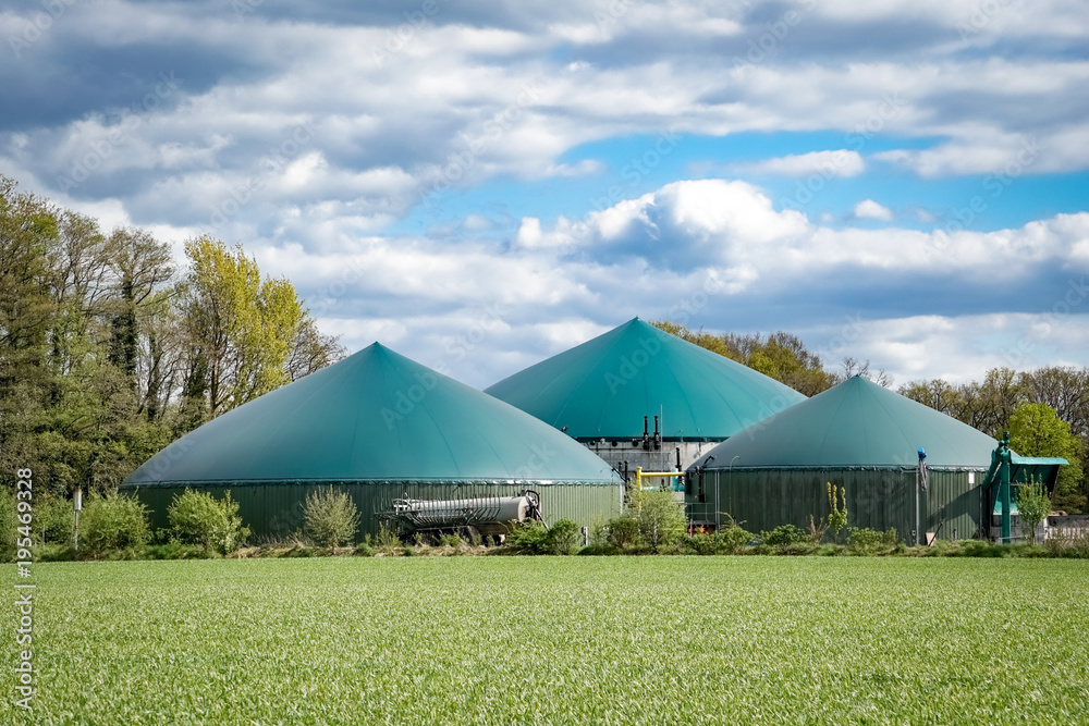 Biogasanlage im Frühling