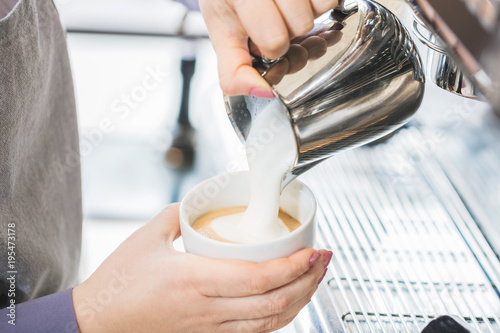 Barista bei der Cappuccino Zubereitung