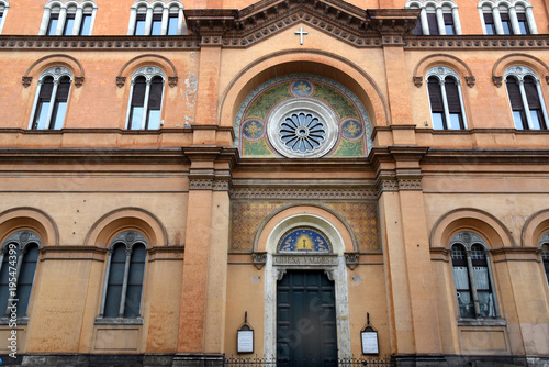 Fassade der Chiesa Valdese mit Fensterrosette photo