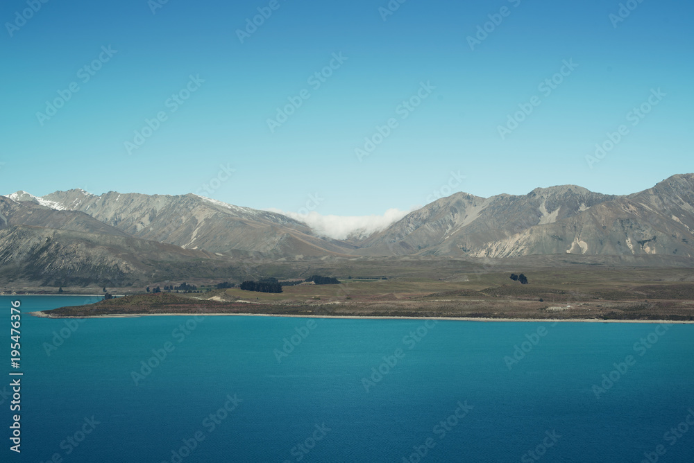 Paisaje montañoso con un gran lago azul en Nueva Zelanda