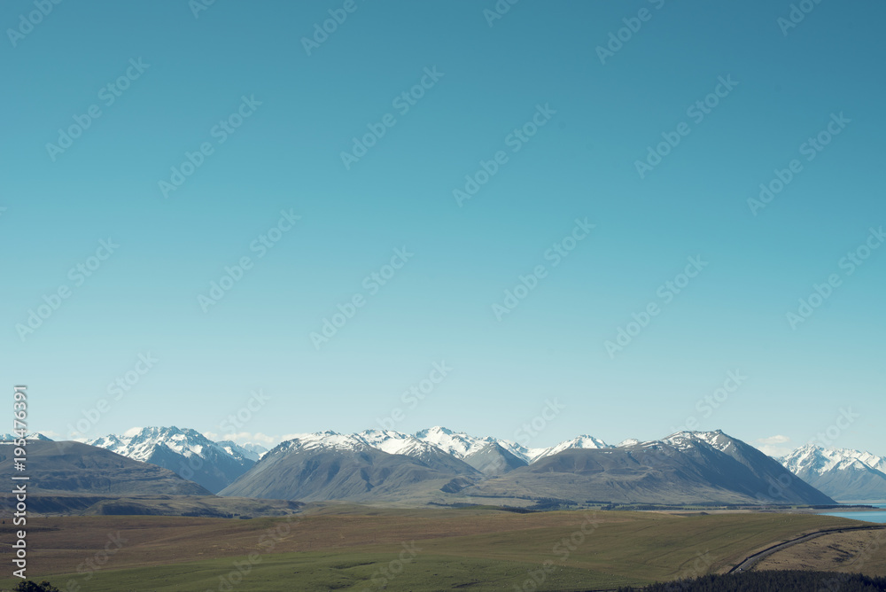 Paisaje montañoso minimalista en Nueva Zelanda