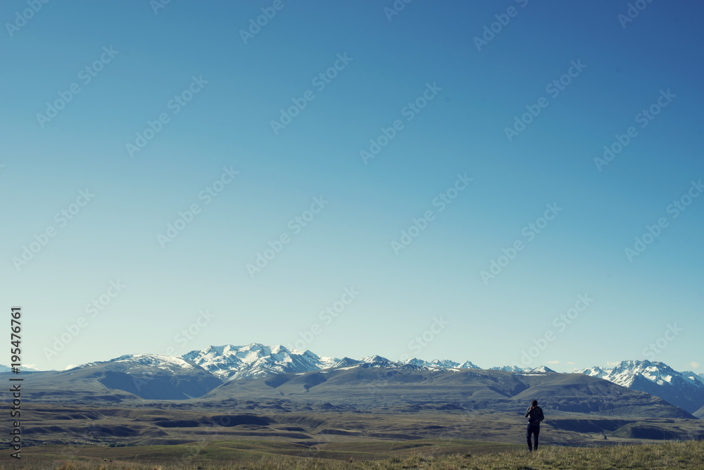 Senderista disfrutando de las vistas de las montañas en Nueva Zelanda.