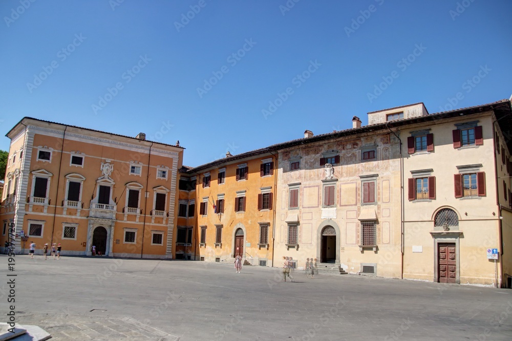 ville de Pise sur les bords de l'Arno en Toscane