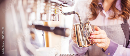 Fototapeta Naklejka Na Ścianę i Meble -  Barista bei der Kaffe Zubereitung