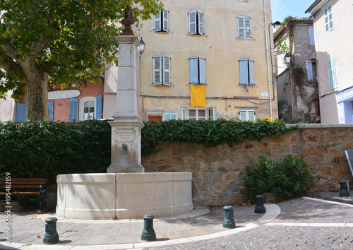 Tableau sur toile Place de Roquebrune sur Argens dans le var