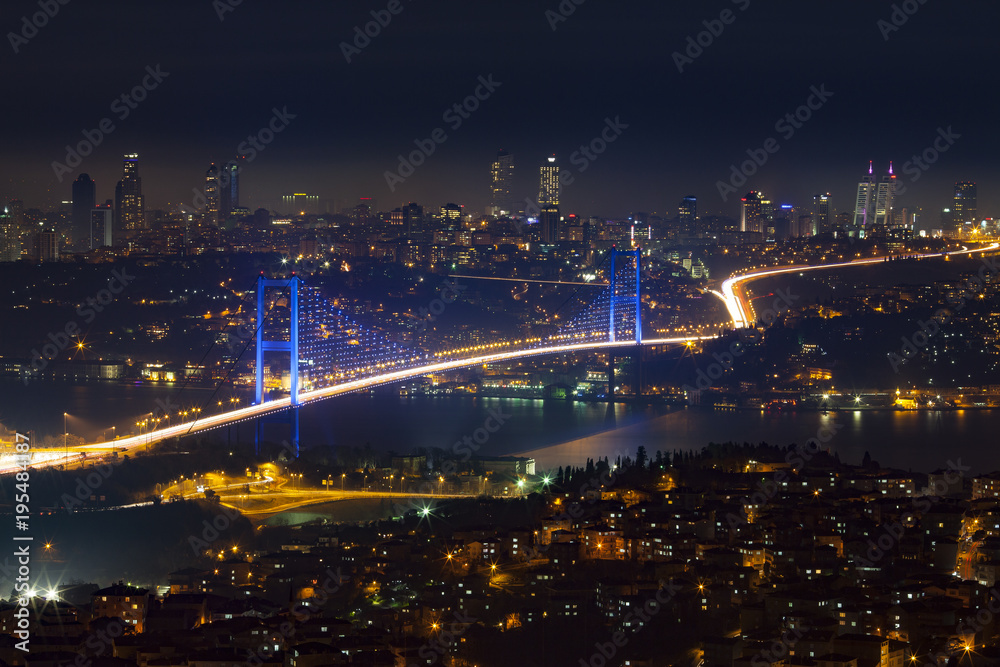 Fototapeta premium Turcja Istanbul Bosphorus Bridge Panoramiczny widok w nocy