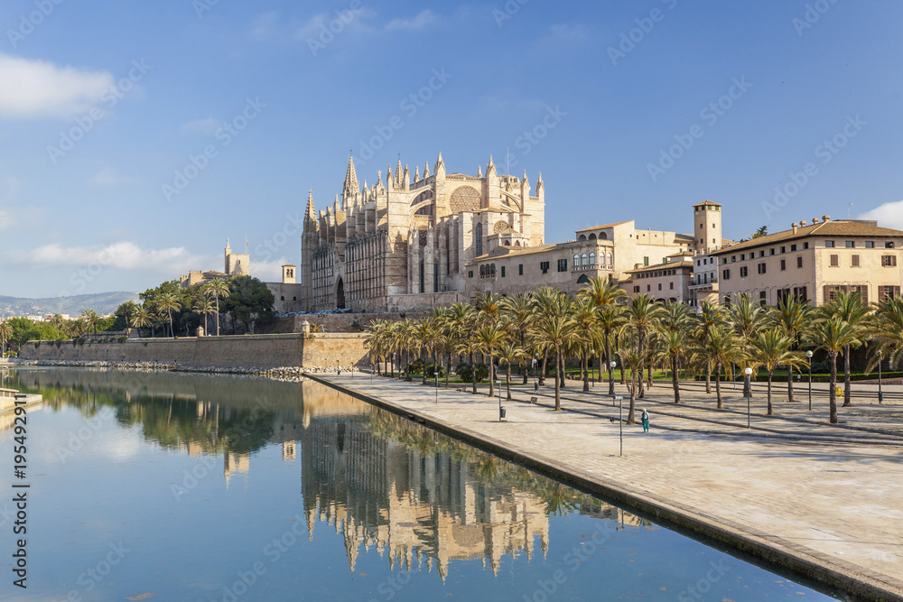  Cathedral or La Seu, reflection in pond. Balearic Islands, Palma de Mallorca. Spain.