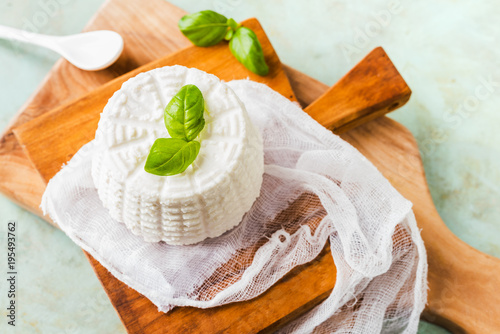 ricotta con basilico su basi di legno; vista dall'alto
