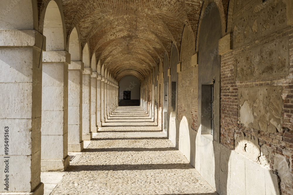 Obraz premium Arcade passageway near to palace of Aranjuez, province Madrid, Spain.