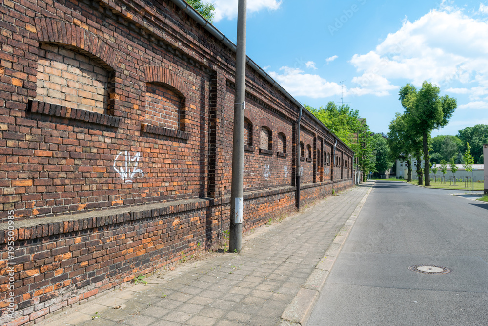 Mauer an Straße in Guben