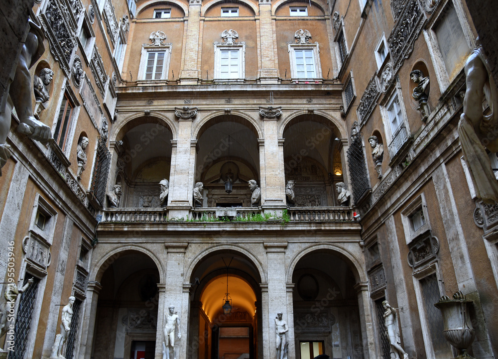 Fototapeta premium Bogengänge im Innenhof des Palazzo Mattei di Giove