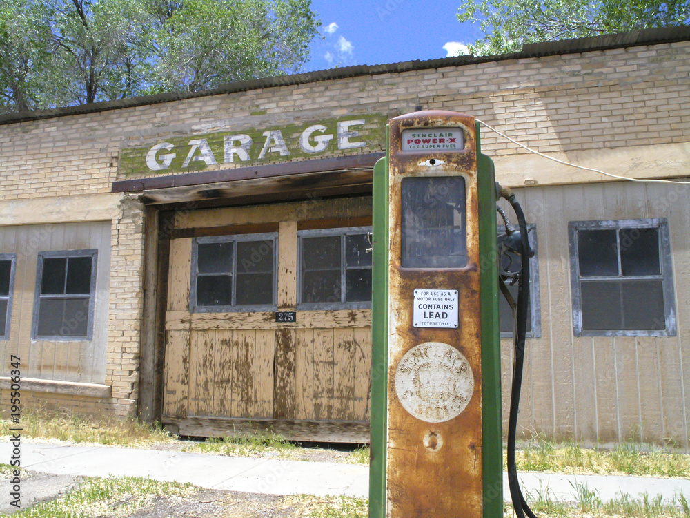 Fototapeta premium Old petrol station USA with the vintage stand