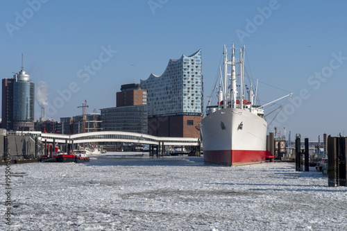 Obraz na płótnie bright sunny winter day in Hamburg, Germany w salonie