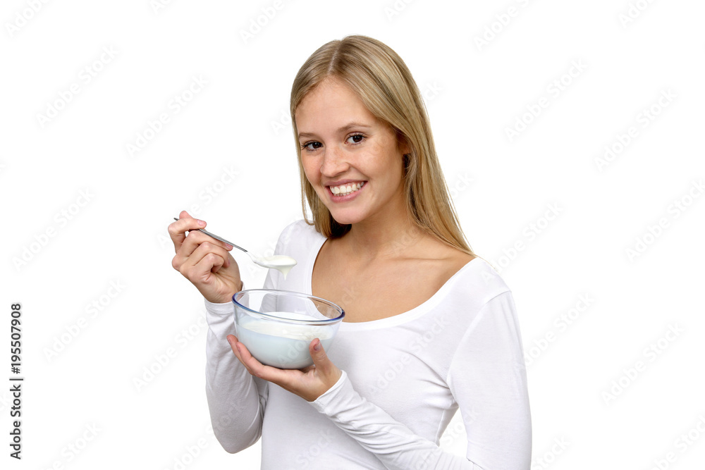 Hübsche blonde Frau mit einer Schüssel Joghurt lacht Hübsche blonde Frau mit einer Schüssel Joghurt lacht