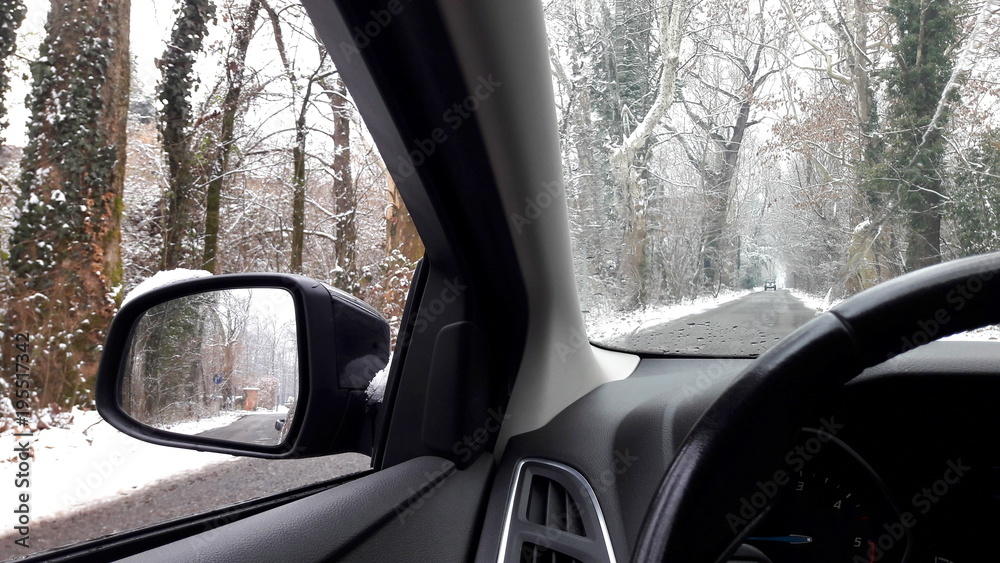 Viaggiare sotto la neve d'inverno Viaggiare sotto la neve d'inverno