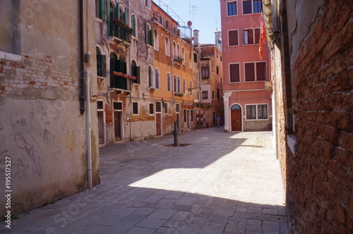 Fototapeta Naklejka Na Ścianę i Meble -  Venezia, Italia, un caratteristico Campo veneziano nel sestriere di Cannaregio.