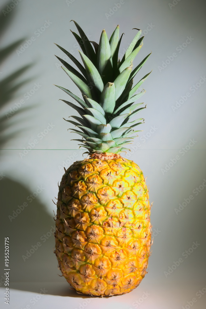 Fototapeta premium Ananas con ombra