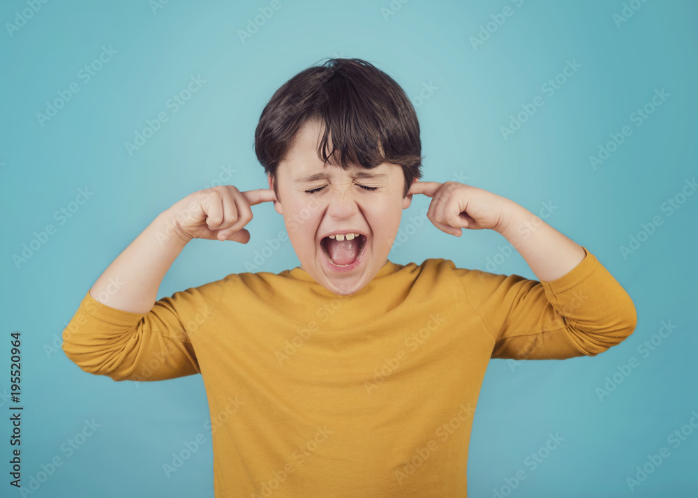 niño gritando que se tapa los oidos niño gritando que se tapa los oidos