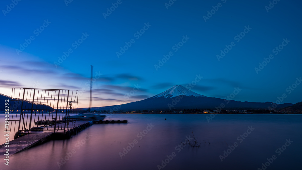 Obraz premium Fuji Mountain View From Boat Pier