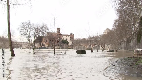 Roma, Italia. Tevere in piena. Isola Tiberina. Banchine allagate. Campo Lunghissimo.