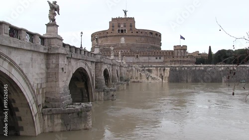 Roma, Italia. Tevere in piena con Castel Sant'Angelo e Ponte