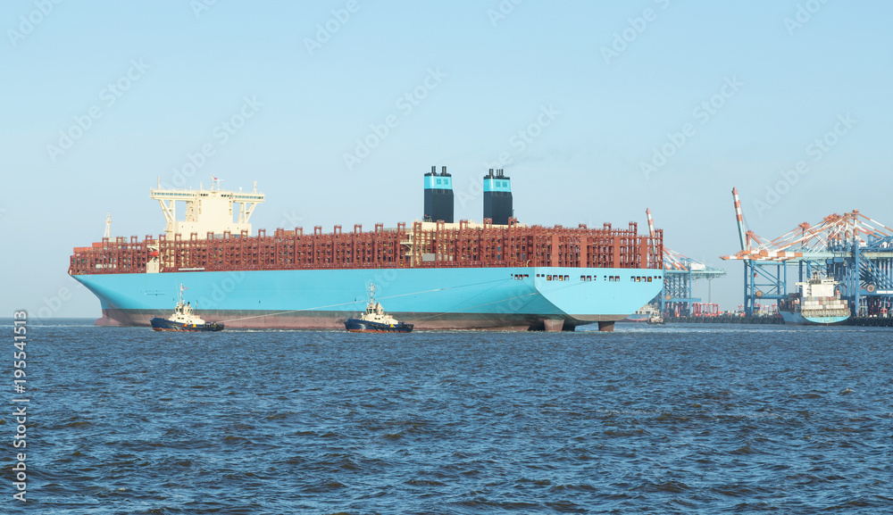 Bremerhaven, Anlegemanöver eines großen Containerschiffes auf der Weser vor den Containerbrücken 