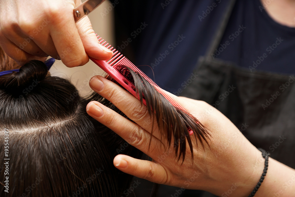 Fototapeta premium fryzjer ścina włosy