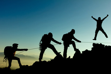 Canvas schilderij Alpinisme Professioneel klimteam viert succes  © emerald_media
