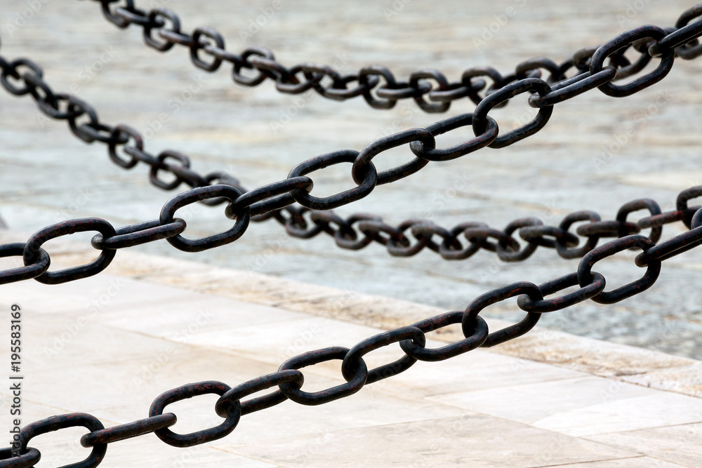 The shape of the steel chain.